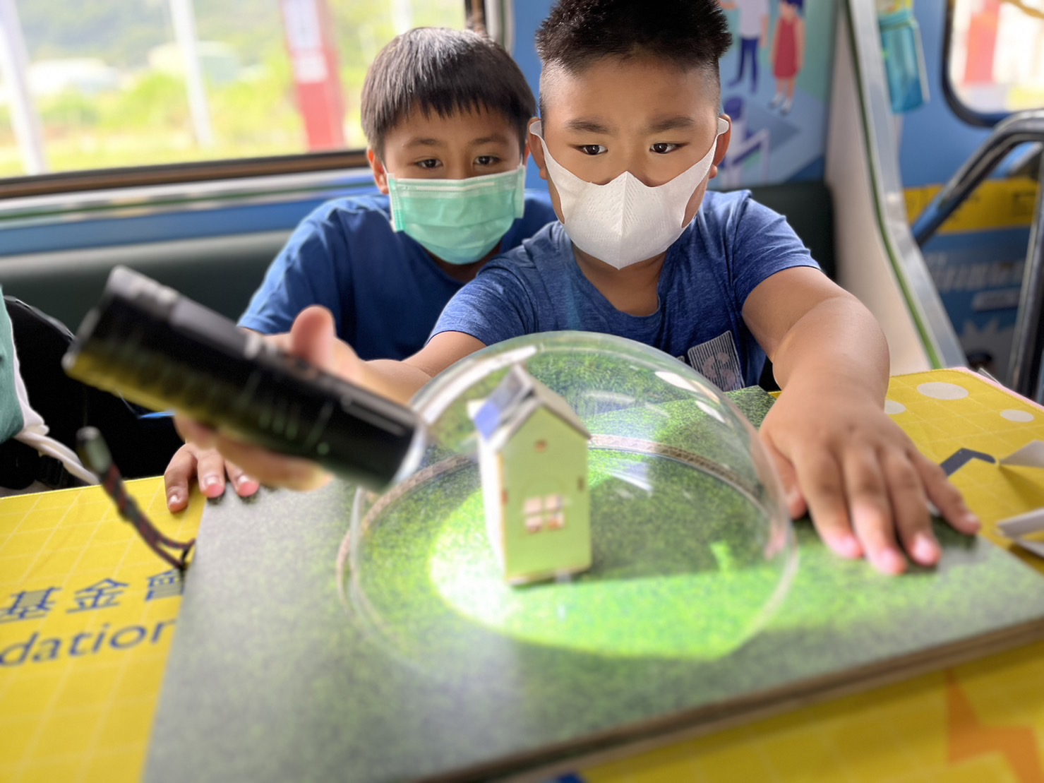 PA视讯參與基礎科學主題車廂，以STEAM教學精神，設計「逐日科學家」、「太陽能工程師」以及「淨零建築師」三大能源科普課程和實驗
